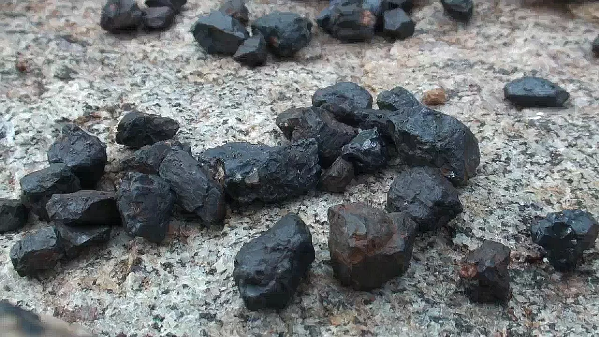 இரும்பு உருக்கு ஆலை எச்சங்கள்.