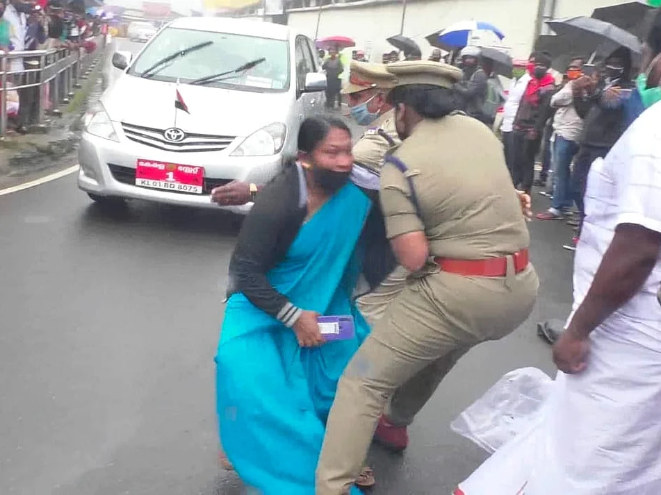 மூணாறு: `கண்டன கோஷத்துடன் பினராயி விஜயன் காரை மறித்த பெண்!’ - யார் இந்த கோமதி?