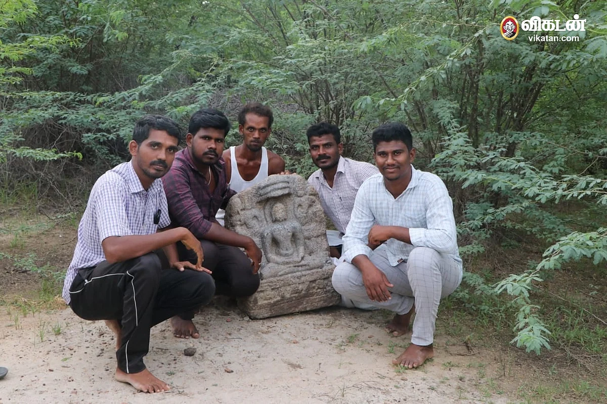 கற்சிலையுடன்