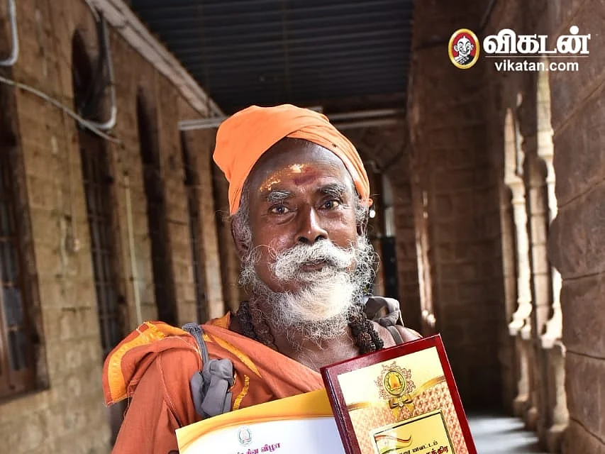 மதுரை: `விருதுக்காகச் செய்யவில்லை!’ - யாசகம் பெற்று கொரோனா நிவாரண நிதி கொடுக்கும் பாண்டியன்