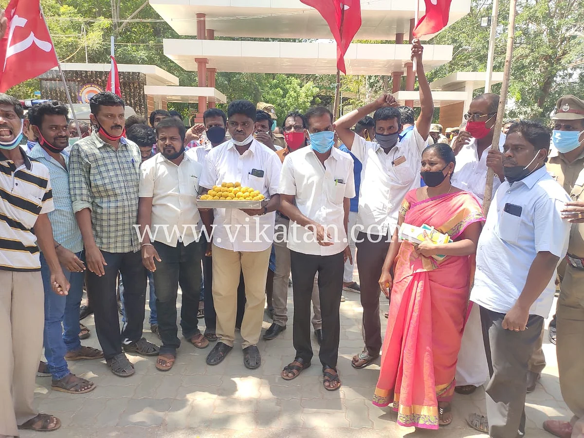 இனிப்பு வழங்கிய சி.பி.எம் கட்சியினர்