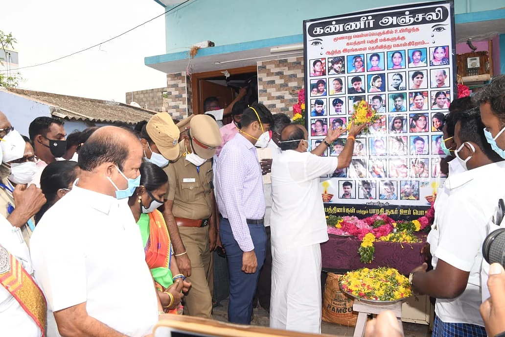 உயிரிழந்தவர்களின் புகைப்படத்துக்கு அமைச்சர் கடம்பூர் ராஜு அஞ்சலி