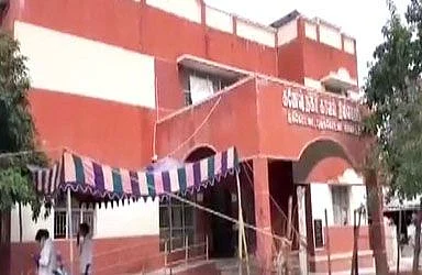 புதுக்கோட்டை: `சட்டவிரோத மதுவிற்பனை; போலீஸாரே மிரட்டுகிறார்கள்!’- கொதிக்கும் மக்கள்