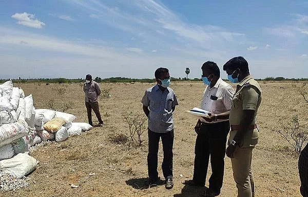 சம்பவ இடத்தில் ஆய்வு செய்யும் அதிகாரிகள்