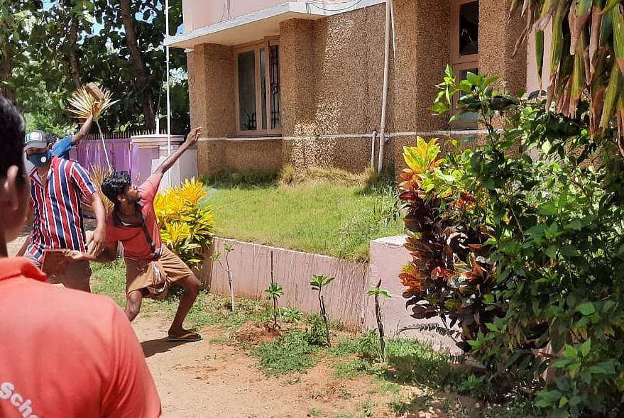 போராட்டத்தின்போது மருத்துவமனை மீது கல்வீசிய இளைஞர்கள்
