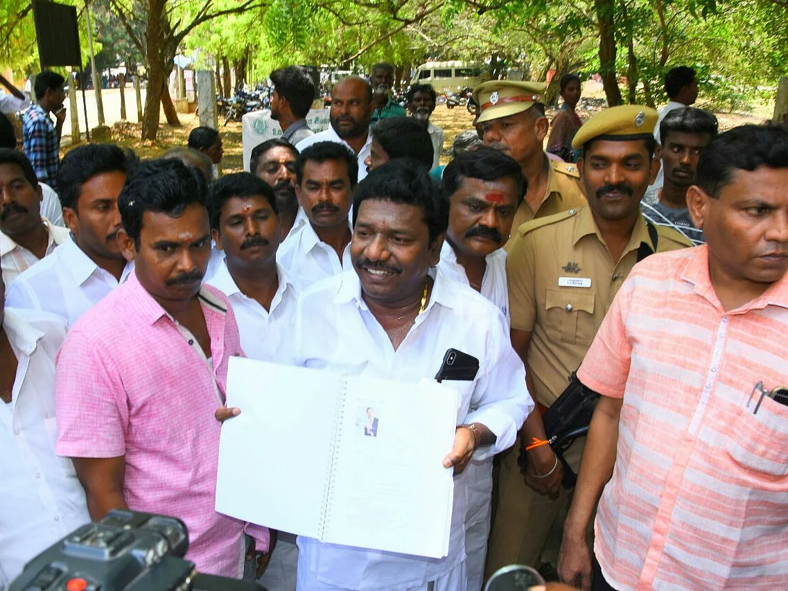 ராமநாதபுரம்: `பிடிக்காதவர்கள் மீது பொய் வழக்கு?’ - எஸ்.பி-க்கு எதிராகக் கொதிக்கும் கருணாஸ்