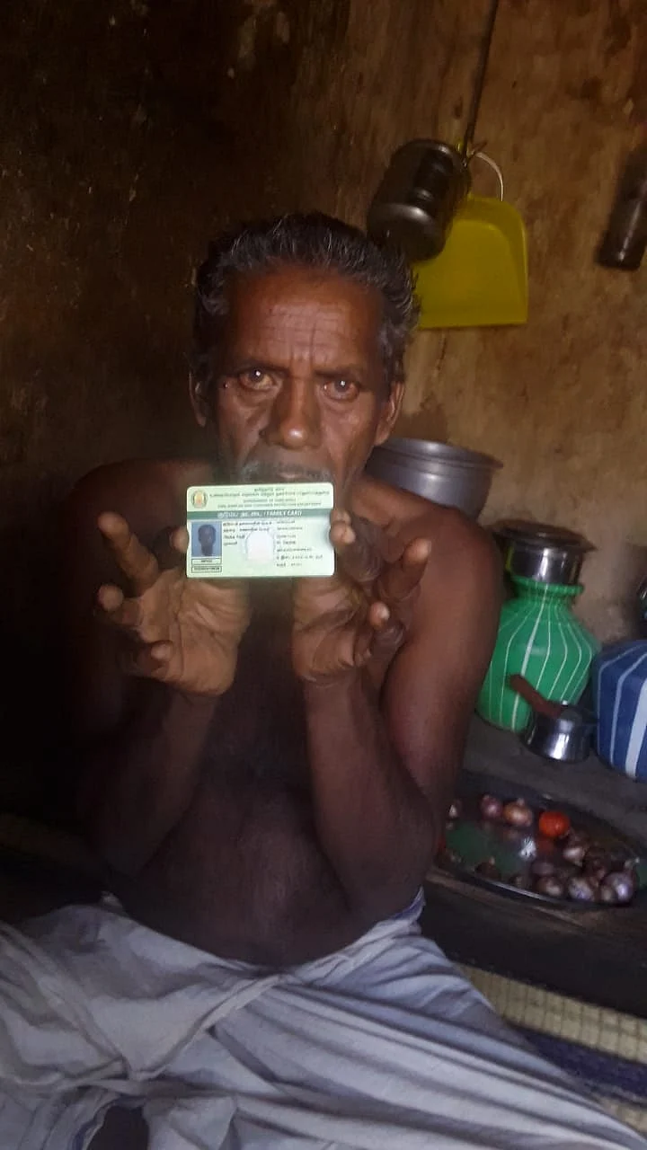புதிய ரேஷன் கார்டுடன் மாரியப்பன்