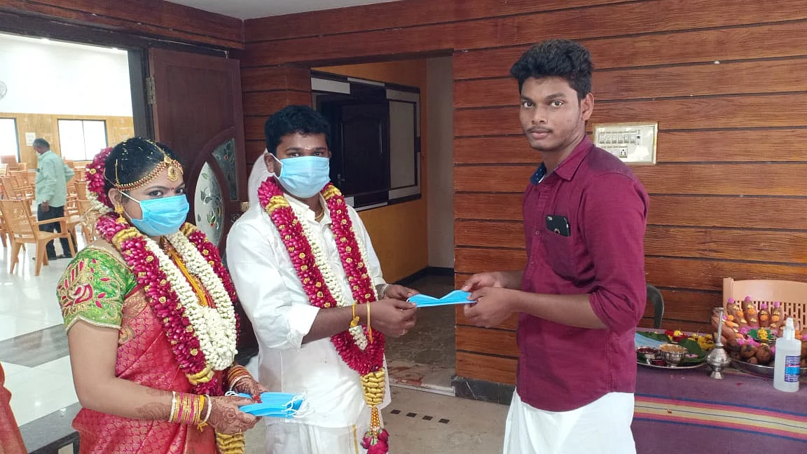 முகக்கவசம் வழங்கிய மணமக்கள்