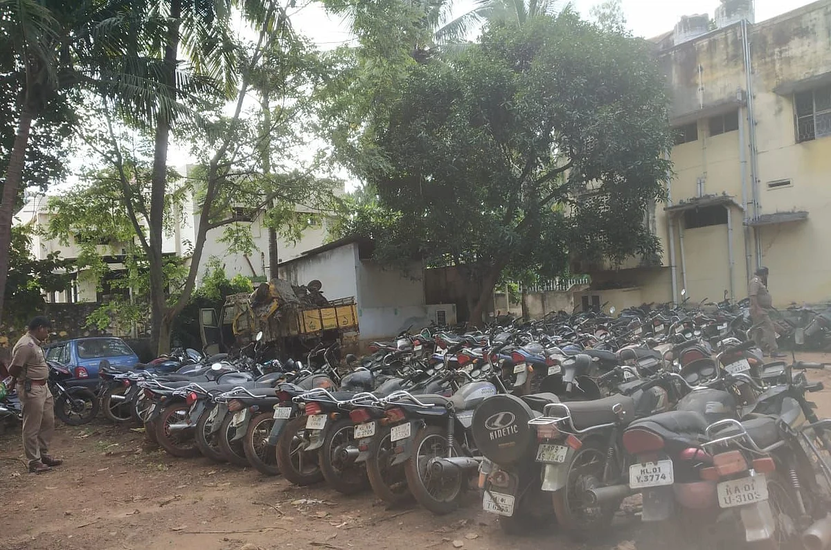 போலீஸாரால் பரிமுதல் செய்யப்பட்ட பைக்குகள்