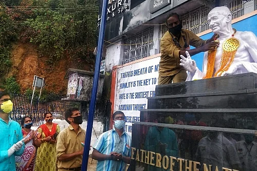 காந்தி சிலைக்கு மாலை அணிவித்த தூய்மை பணியாளர் கண்ணன்.