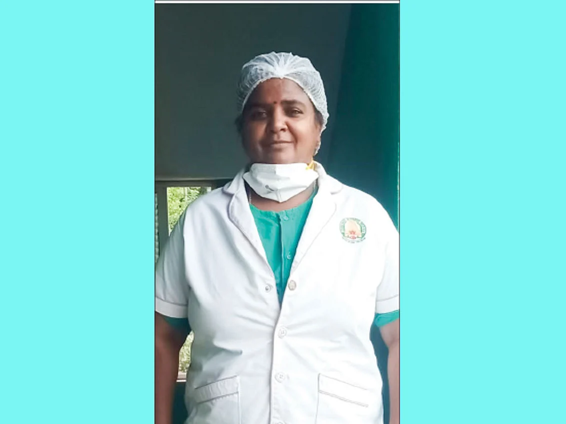 சாமியைக் கும்பிட்ட தேவி...
தேவியைக் கும்பிட்ட அர்ச்சகர்! - கோபால் தேவி