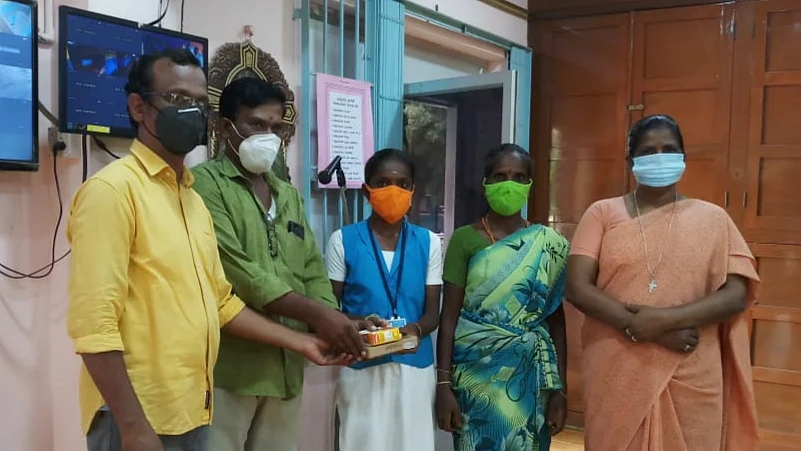 மாணவிக்கு இன்ப அதிர்ச்சி கொடுத்த இளைஞர்கள்