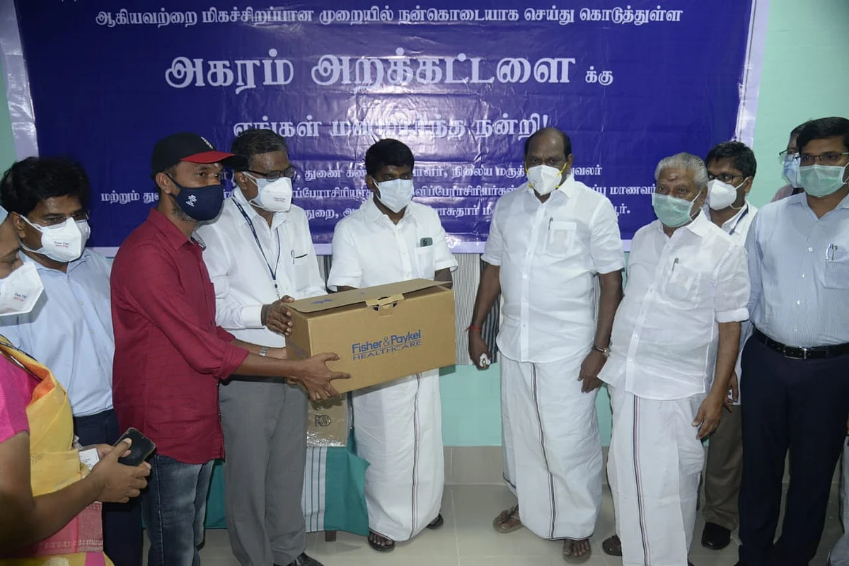 அகரம் சார்பில் உதவியை வழங்கும் இயக்குநர் இரா.சரவனன்