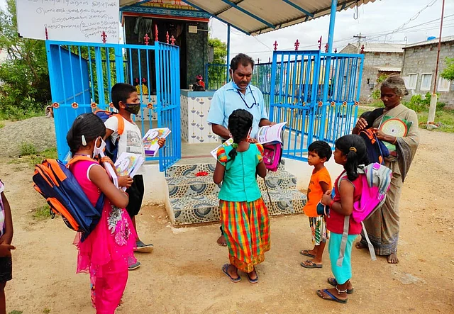 கோயில் அருகே பாடம் நடத்தும் மூர்த்தி