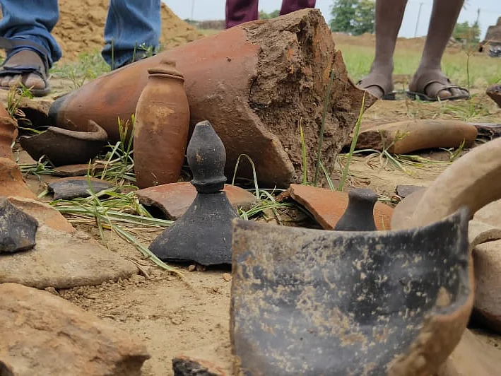 விழுப்புரம்:`தாழிகள், எலும்புகள், மதுக்குடுவைகள்!’ - மண்ணுக்குள் புதைந்த பழைமையான நாகரிகம்