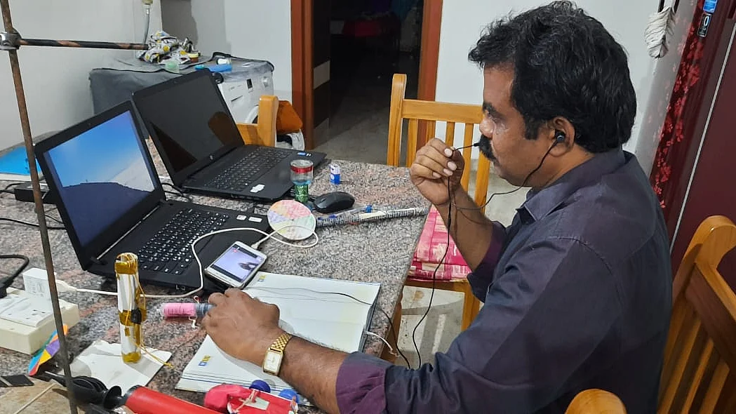 ஆன்லைன் உரையாடல் நடத்தும் தனபால்