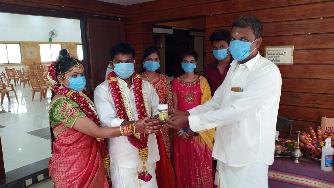 கபசுரக் குடிநீர்ப் பொடி வழங்கிய மணமக்கள்