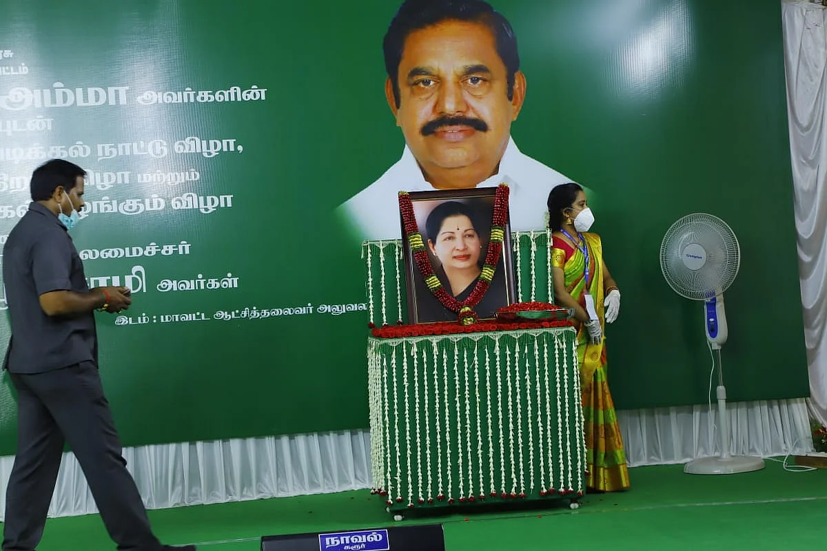 விழா மேடையில்