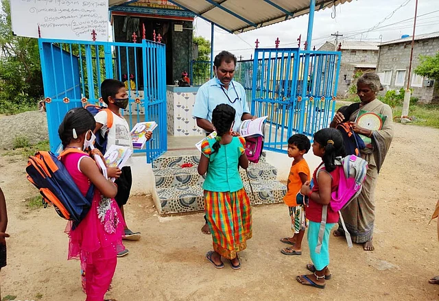 கோயில் அருகே பாடம் நடத்தும் மூர்த்தி