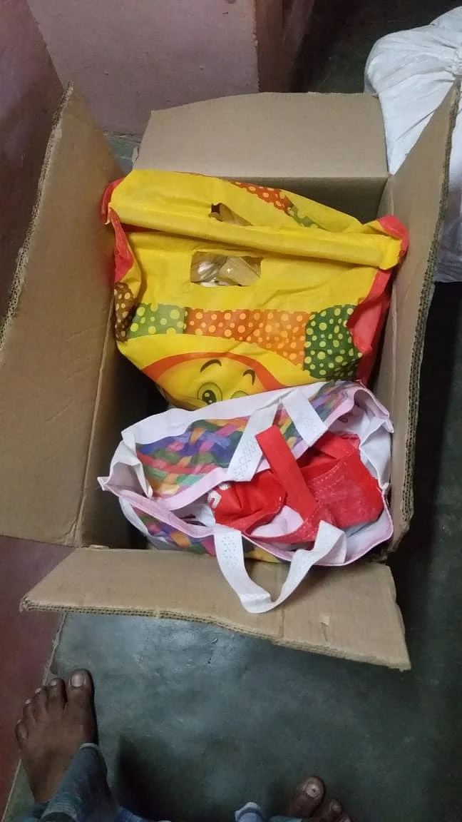 காரில் இருந்த பொருள்கள்