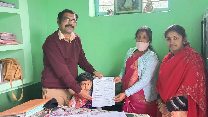 மகளை அரசுப் பள்ளியில் சேர்த்த கல்வி அலுவலர் கார்த்திக்