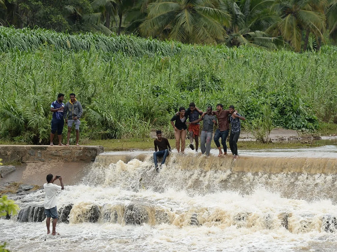 முழு ஊரடங்கிலும் சுற்றுலா, கல்லாகட்டிய டாஸ்மாக்; கவிழ்ந்த ஆட்டோ! - கோவை அதிர்ச்சி