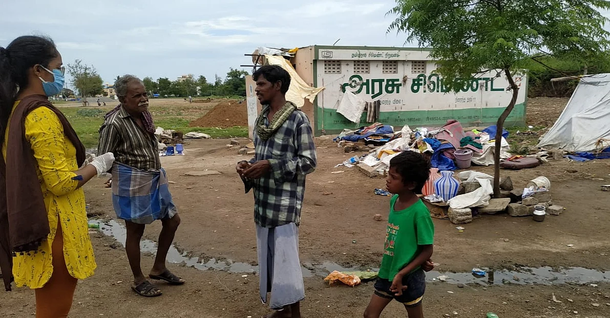 மாணவிகள் உதவி