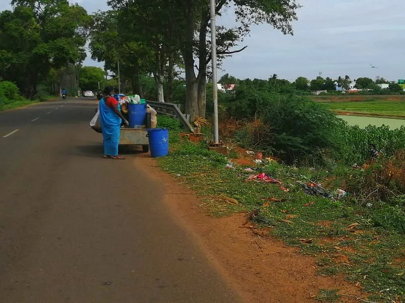 சிவகங்கை: `நீர் நிலைகளில் கொட்டப்படும் குப்பை!’ - நகராட்சியை சாடும் சமூக ஆர்வலர்கள்
