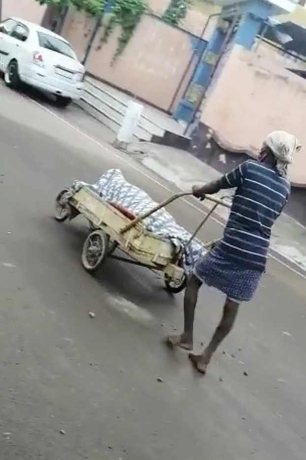 தள்ளுவண்டியில் கொண்டு செல்லப்பட்ட மூதாட்டியின் உடல்