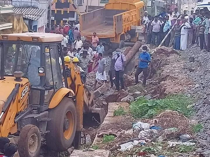 மேட்டூர்: பணியாளர்கள்மீது சரிந்து விழுந்த ரயில்வே சுற்றுச்சுவர்! - பதறவைத்த விபத்து