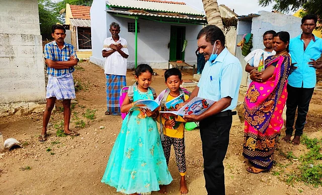 வீட்டின் அருகே பாடம் நடத்தும் மூர்த்தி