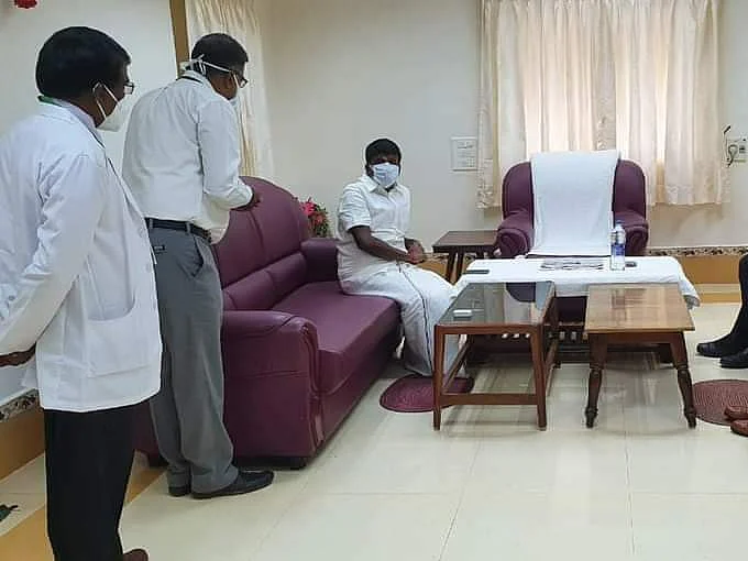 தஞ்சை: `அவமரியாதை நிகழவில்லை!’- நிற்கவைத்துப் பேசியதாக எழுந்த சர்ச்சைக்கு டீன் விளக்கம்