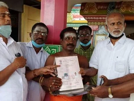 காரைக்கால்: `முழுமனதோடு செய்கிறேன்’ - சொந்த நிலத்தைக் கோயிலுக்குக் கொடுத்த இஸ்லாமியர்