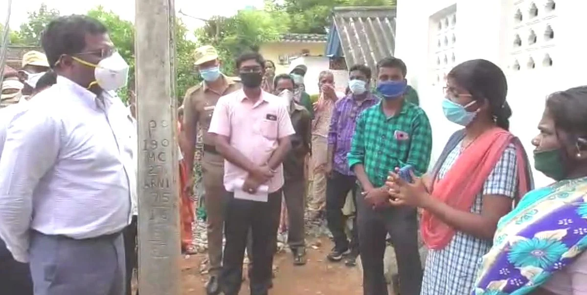 மாணவி வீட்டில் கலெக்டர் கந்தசாமி