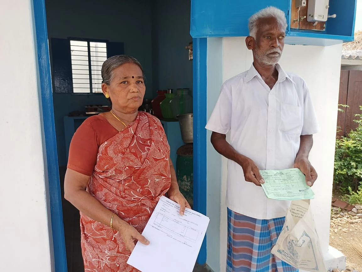 மனைவி கஸ்தூரியுடன் சீனிவாசன்