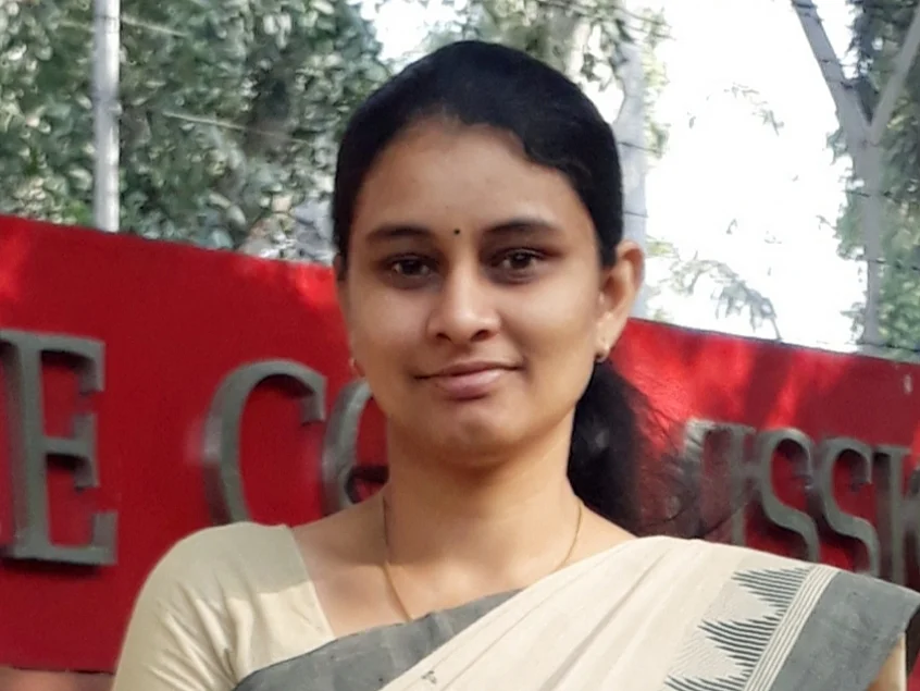 கரூர்: `விவசாயிகளுக்குப் பாதுகாவலனா இருப்பேன்!' - ஐ.ஏ.எஸ் தேர்வில் சாதித்த அபிநயா