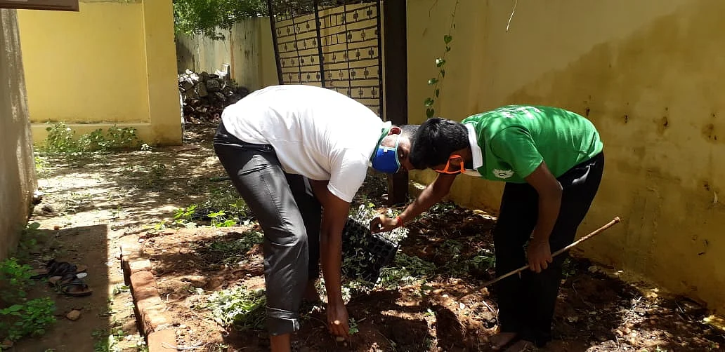 காய்கறித் தோட்டம் அமைக்கும் பணியில்
