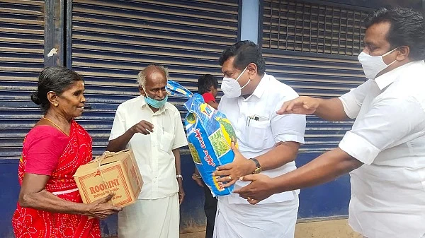 உதவிகளை வழங்கும் இன்பதுரை எம்.எல்.ஏ