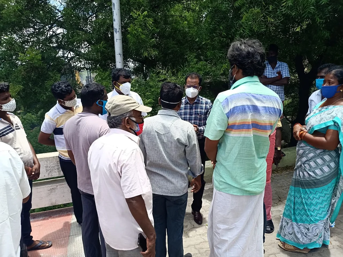 ஆறுதல் சொல்லும் அன்பழகன்