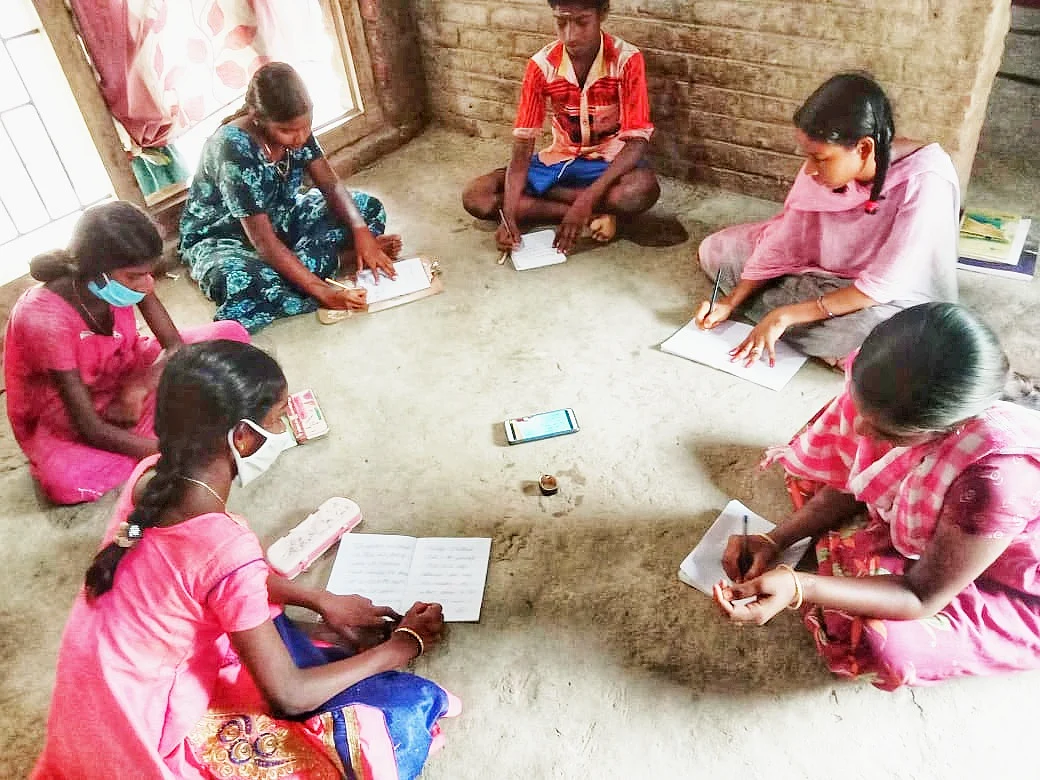 கேலிகிராஃபியில் அசத்தும் அரசுப்பள்ளிகள்... விகடன் செய்தியால் கைகோக்கும் ஆசிரியர்கள்!