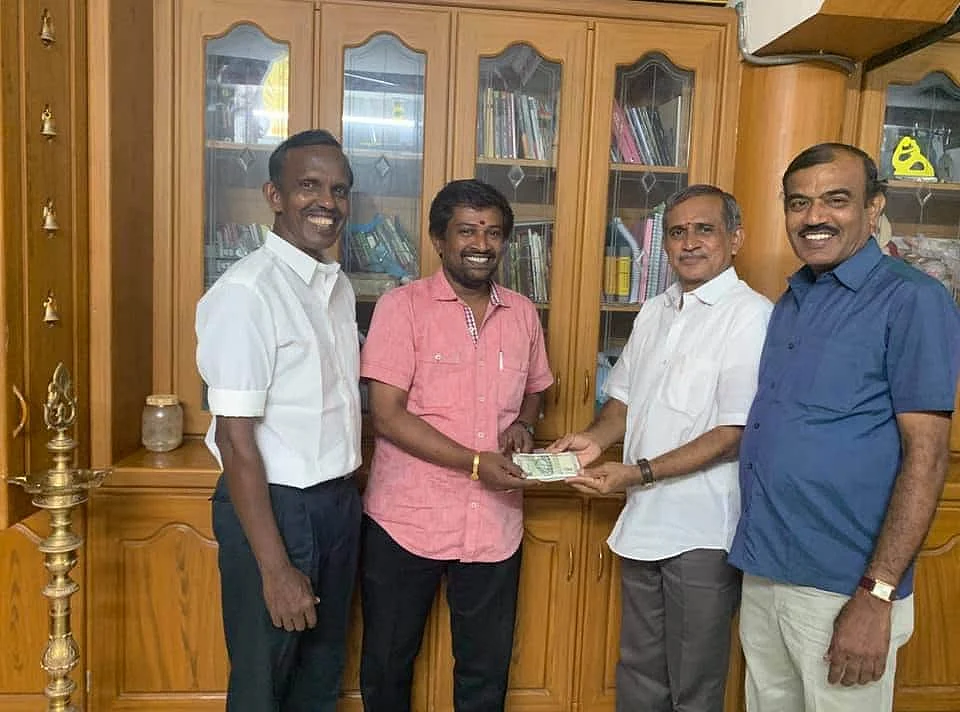 ஆண்டாள் பக்தர்கள் பேரவை நிதி வழங்கியபோது