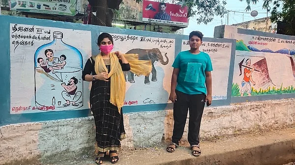 சுவர் ஓவியங்களுடன் மாணவர்கள்