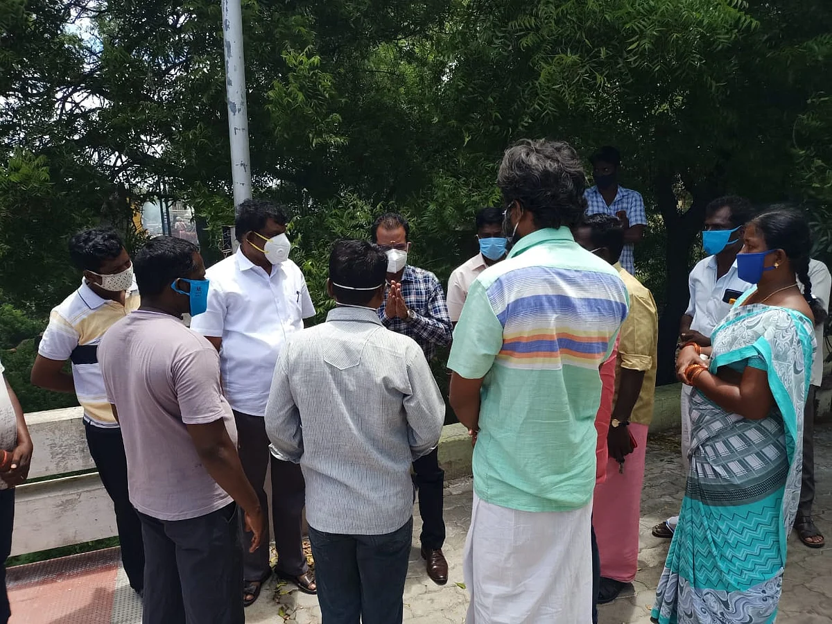 ஆறுதல் சொல்லும் அன்பழகன்