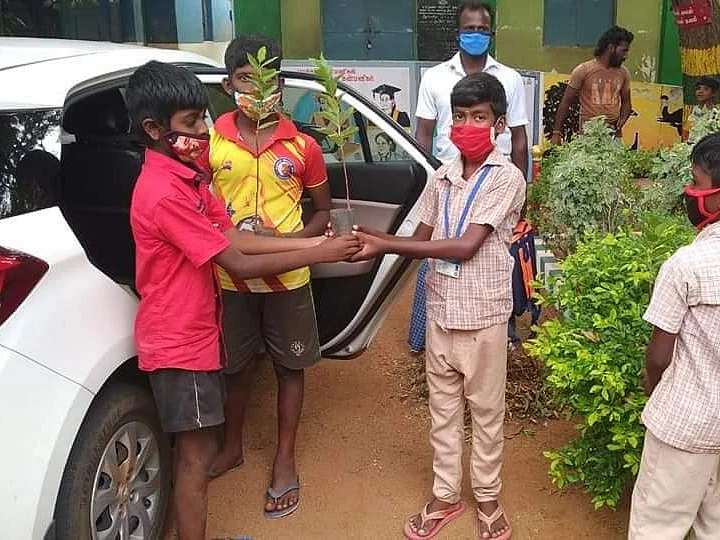 கரூர்: `இலவச மரக்கன்றுகள்; ஒருவருடம் கழித்து பரிசு!' - மாணவர்களை ஊக்கப்படுத்தும் இளைஞர்
