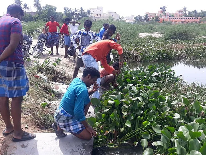 கரூர்: `நம்ம ஆத்தை நாமதானே சுத்தப்படுத்தணும்!' - அமராவதி ஆற்றில் களமிறங்கிய இளைஞர்கள்
