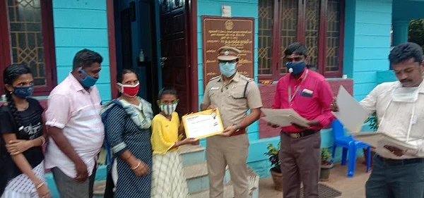 சான்றிதழ் வழங்கும் டி.எஸ்.பி கோகுலகிருஷ்ணன்