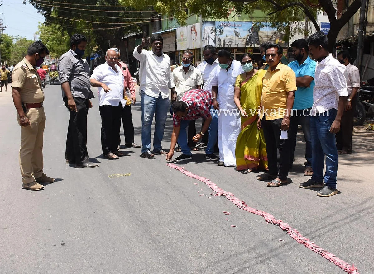 வெடி வெடித்த ஸ்டெர்லைட் எதிர்ப்புக்குழுவினர்