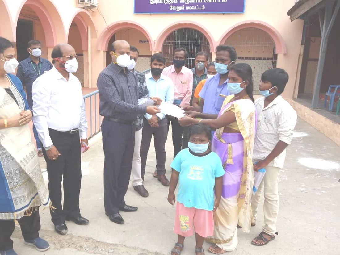 வேலூர்: `வாட்ஸ்அப்பில் கோரிக்கை!’ - புற்றுநோய் பாதித்த 5 வயதுச் சிறுவனுக்கு உதவிய கலெக்டர்