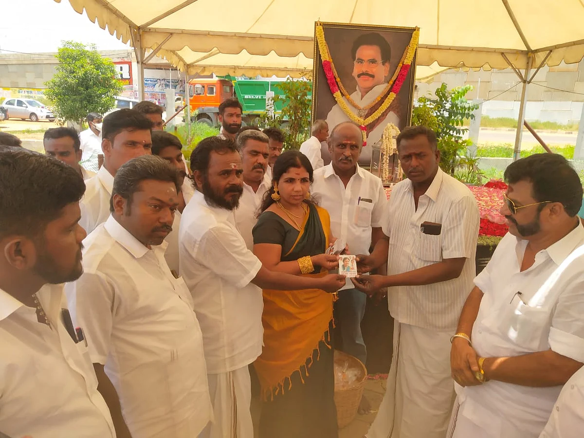 தஞ்சாவூர்: `படமெடுத்து நின்ற பாம்பு; பதறிய தொண்டர்கள்!’ - சசிகலா பிறந்தநாள் நிகழ்ச்சி சென்டிமென்ட்