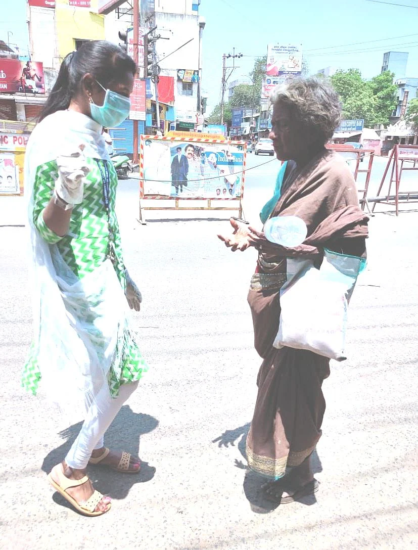 மூதாட்டியை மீட்கும் சமூக நல அலுவலர்